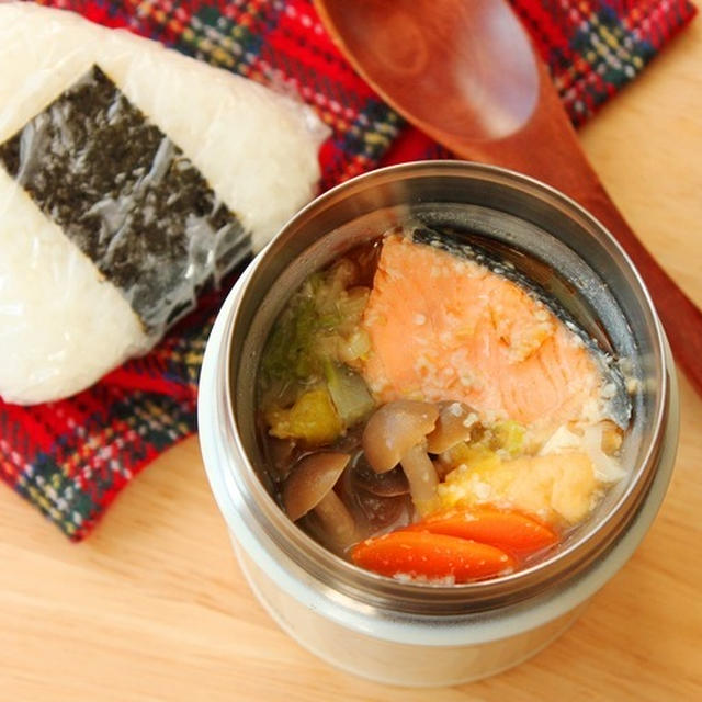 体がぽっかぽか「スープジャーで石狩鍋」「ラップおにぎり」2品弁当