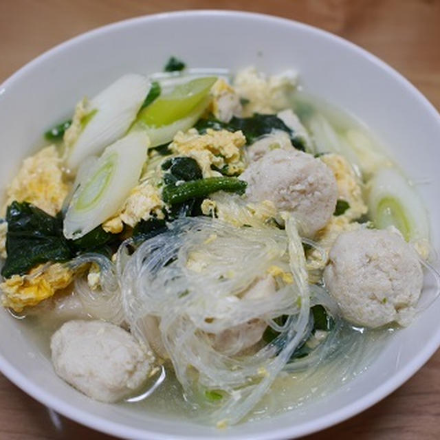 鶏団子とネギとほうれん草春雨スープ