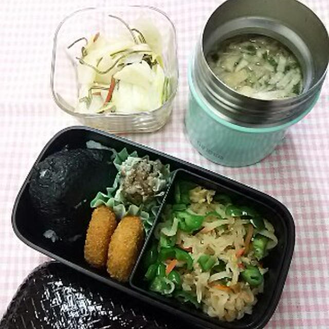 お結びのお供は白菜漬けと豚汁♪弁当