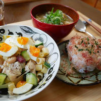 豆とパスタのサラダとおにぎり