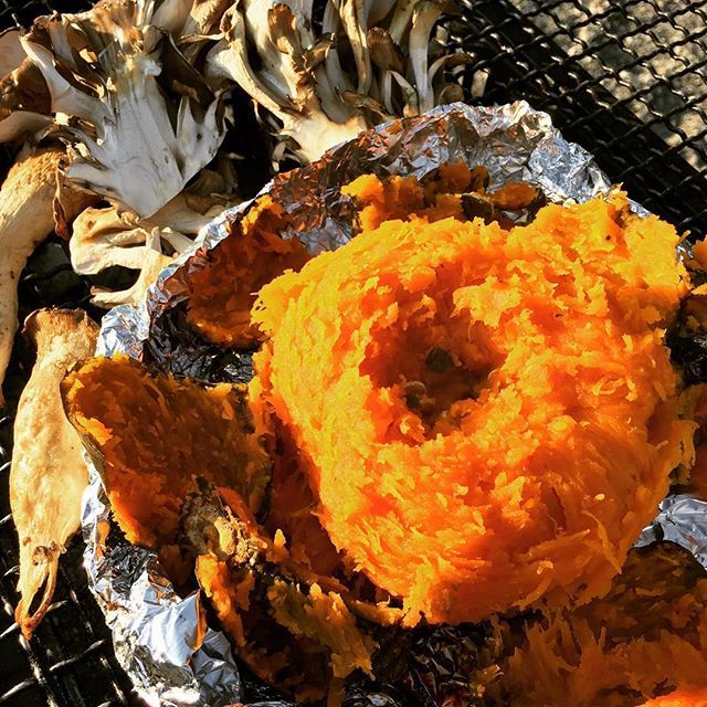 【Instagram】まるごと炭火焼したホクホクかぼちゃ #かぼちゃ #pumpkin #炭火焼 #bbq #outdoor