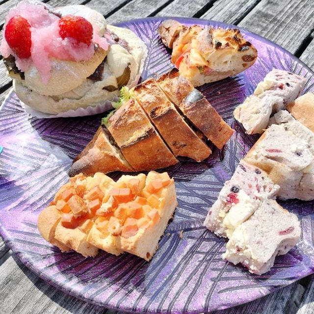 バルコニーで春のパン祭り呑み♪ブランジェリーケンのパンを並べて白泡で