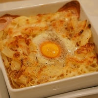 焼きそばで！半熟卵のたらこポテトグラタン♪