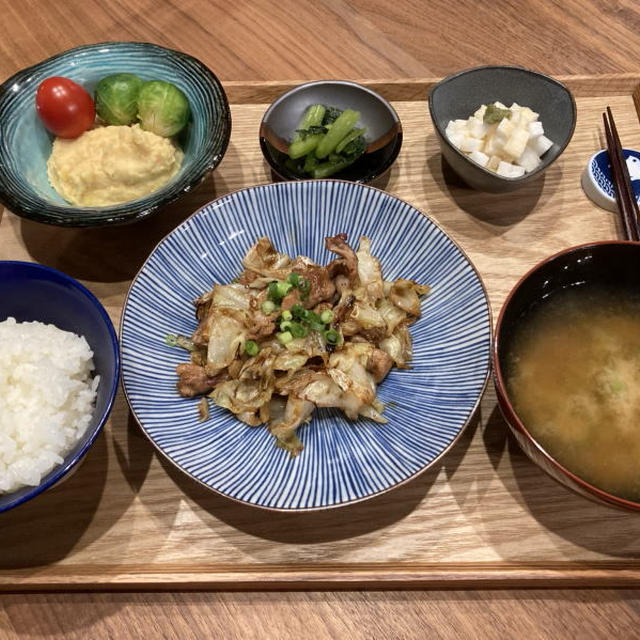 【献立】豚肉とキャベツの甘辛味噌炒め、明太ポテトサラダに芽キャベツとミニトマト、野沢菜漬、長芋わさびポン酢、オクラのお味噌汁