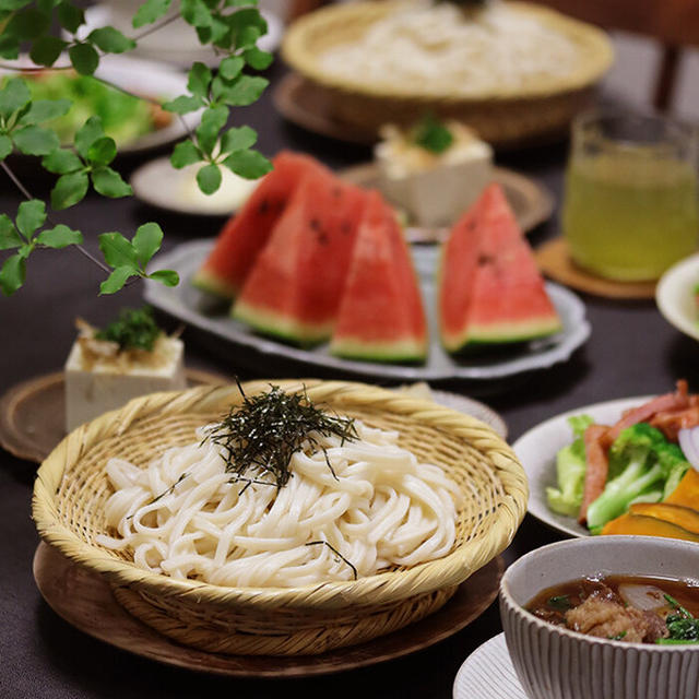 【献立】すき煮風ざるうどんと、かぼちゃのシーザーサラダと、冷奴と、すいかと。