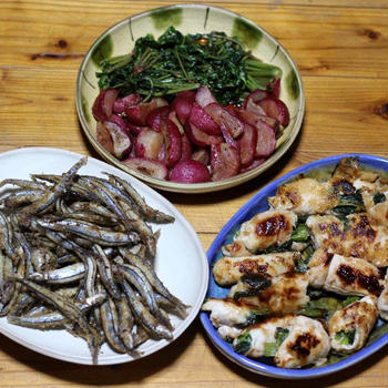 長崎県五島産キビナ(キビナゴ)のから揚げ、自家栽培コマツナの鶏むね肉巻き、ハツカダイコン揚げ浸し