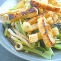 カリカリのおつまみが美味しいっ！こんがり油揚げと小松菜のシンプル焼うどん。
