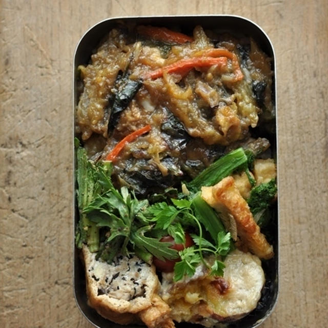 本日の玄米定食弁当◆ヤーコン・金時草・人参の卵とじ天丼、凍り厚揚げとわさび菜の炒め物、春菊のごまえごま和え、お揚げ巾着の煮物、Ｗポテトグラタン
