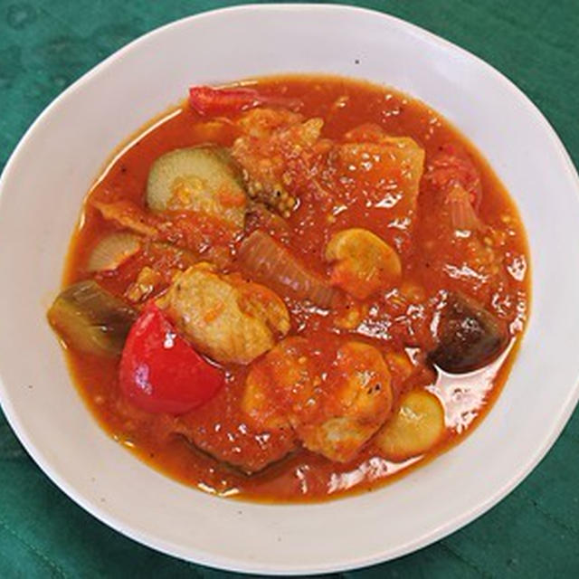 GABANのスパイスで、鶏肉と夏野菜のトマトカレー