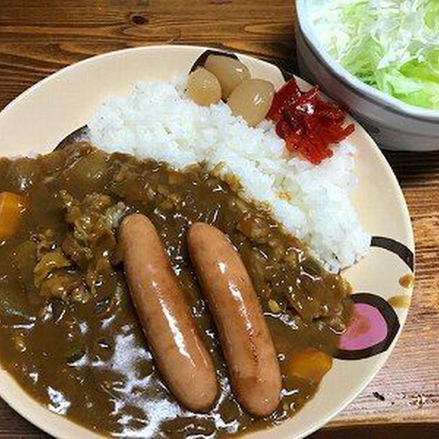 豚しゃぶウィンナーカレー。巻き寿司と具沢山味噌汁