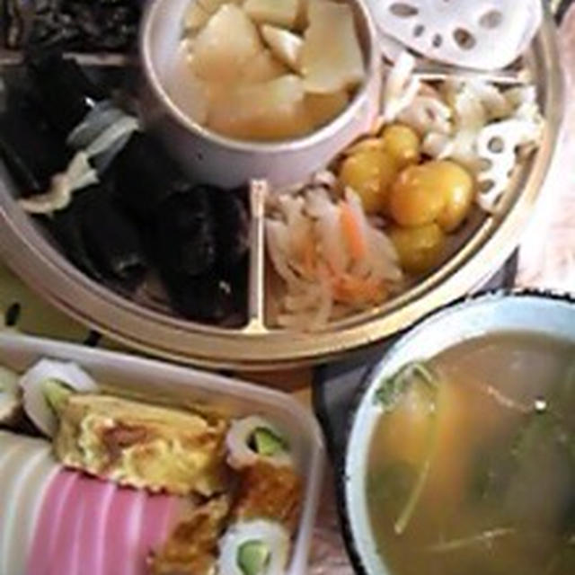 新年明けましておめでとうございます。今年も宜しくお願いします。我が家の元旦朝はお雑煮＆お節料理。