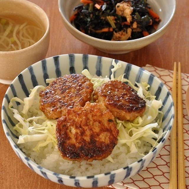 ごはんがススム！つくね丼と小松菜とひじきの煮物で和風献立【1週間2500円ごはん】