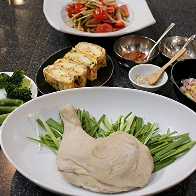 韓国風蒸し鶏と、久々に、パク・シネちゃんのトマトキムチ。
