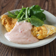 ヨーグルトでヘルシーソース☺  朝ごはんにおすすめっ！チリソースのオムレツ❣️