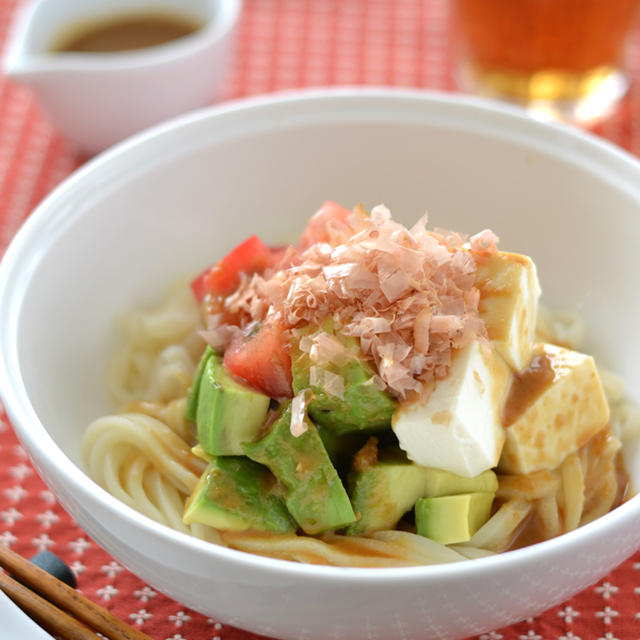 この麺すごいっすよ-甘ねりごまだれの三色うどん。*冷凍めん協会