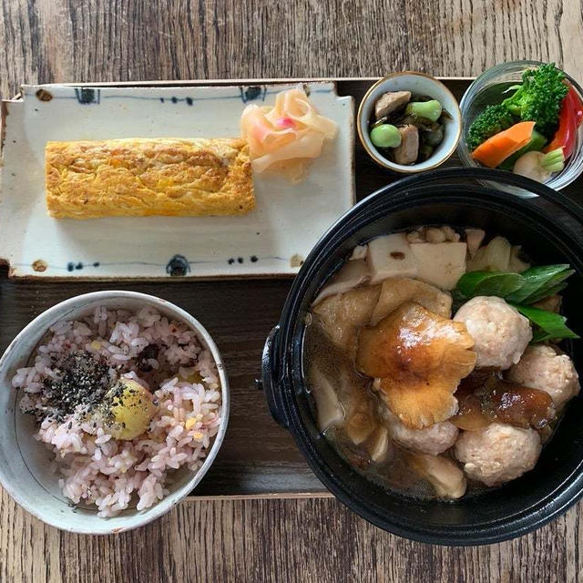 まごわやさしい鶏団子となめこ鍋定食