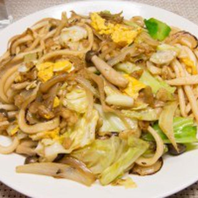 休日の昼飯に焼きうどん