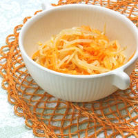 レンジで簡単作り置き！混ぜるだけ〜であと一品もやしとニンジンのレモンペパーナムル。