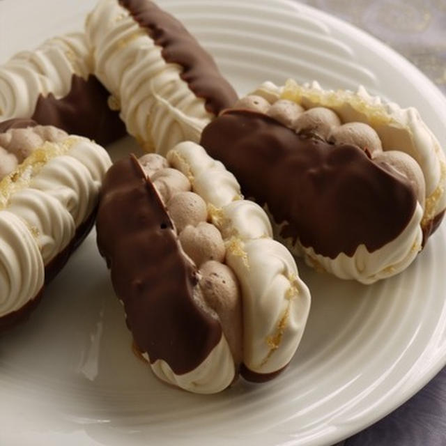 MERINGUE CHANTILLY CHOCOLAT（チョコレートクリーム入りメレンゲ）