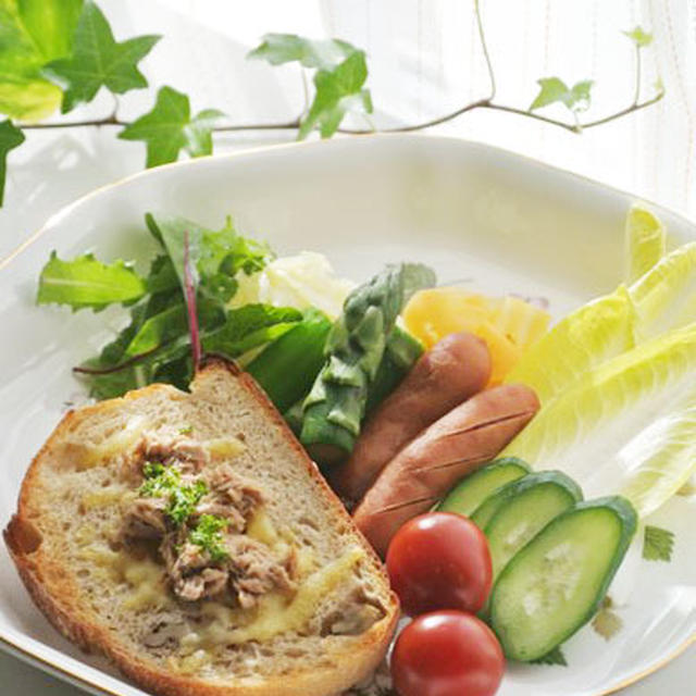 地元の野菜たっぷり朝ごパン。