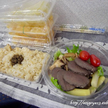 列車で弁当を楽しむ