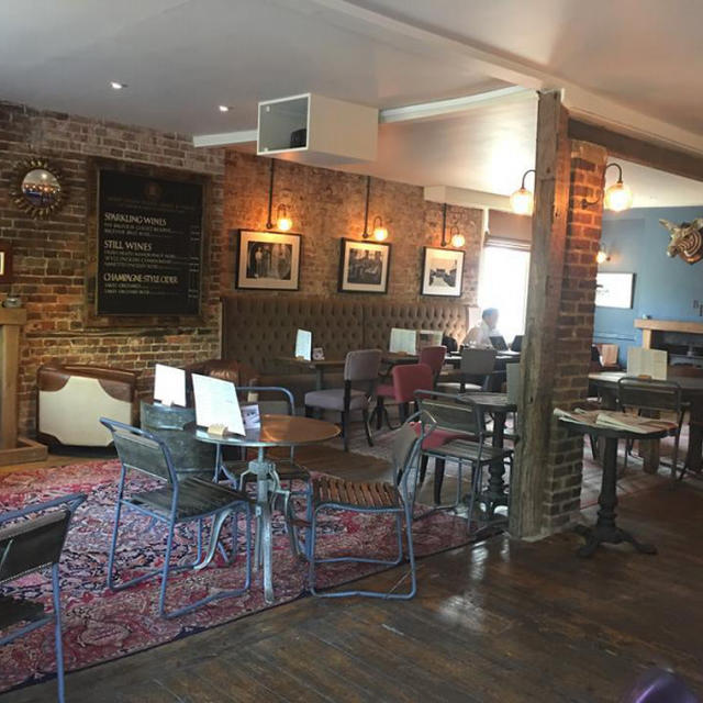 【ＳＥＫＡＩ　ＳＴＯＲＹ】スタイリッシュなガストロパブ The Goudhurst Inn