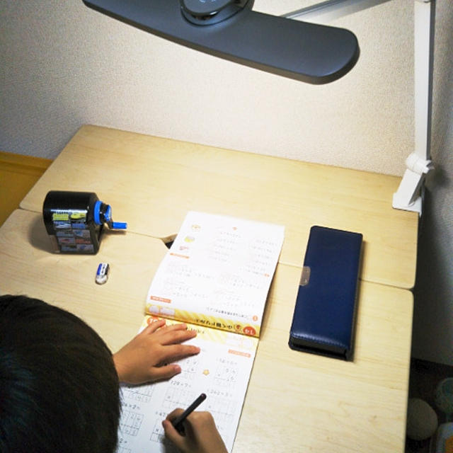子供の目に優しい！2017 年「グッドデザイン賞」受賞のBenQ親子デスクライトを使っているよ