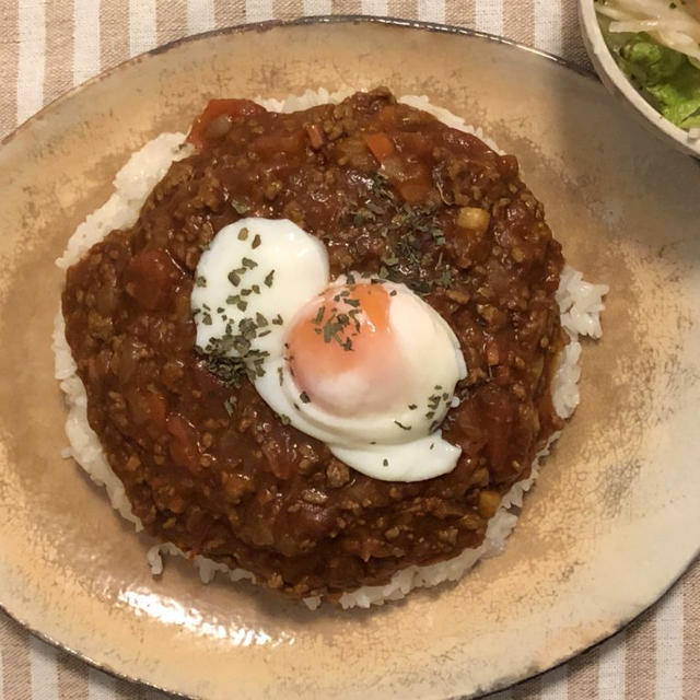 トマトとソースで別物！いつもと一味違うキーマカレー