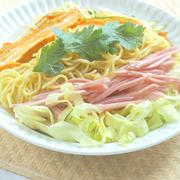 野菜もりもり〜冷やしラーメンりんごのほっぺでラーメンサラダ。