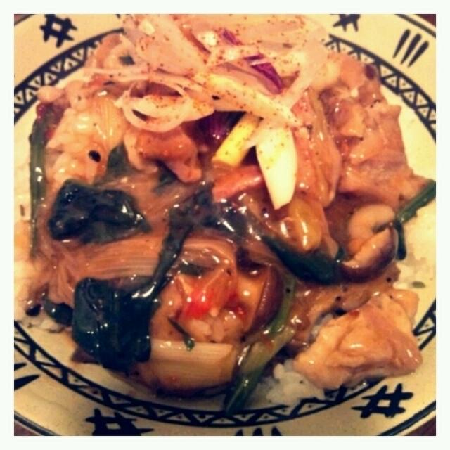 ピリ辛鶏餡丼