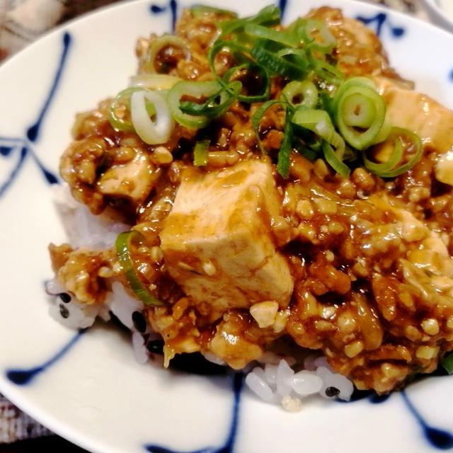 十六穀米でピリ辛麻婆丼！最高！