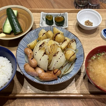 【献立】丸ごと玉ねぎとソーセージとじゃがいものストウブ煮、冷やしきゅうりに味噌マヨネーズ、きゅうりのニンニク醤油漬け、豆腐のお味噌汁