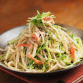 たっぷりもやしと豆苗の焼きうどん、コスパ食材の3玉100円のゆでうどんと、もやし、豆苗で美味しい節約レシピ