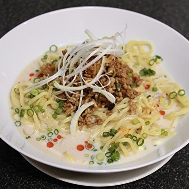 豆乳でマイルドに、冷やし担々麺。余った肉味噌で豚肉とニンニクの茎、ピータン炒め