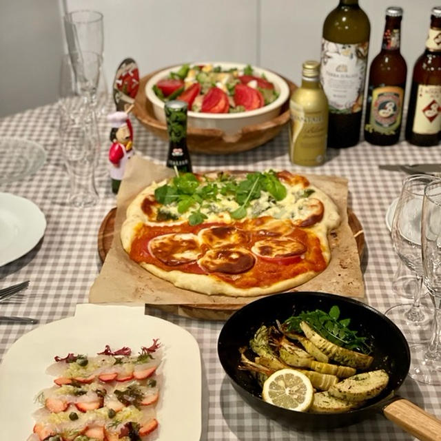 トマトと春の具材のhalf&halfピザと、鯛とイチゴのカルパッチョとたけのこソテーの夜ごはん