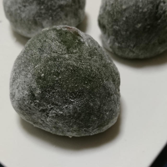 イチゴよもぎ大福