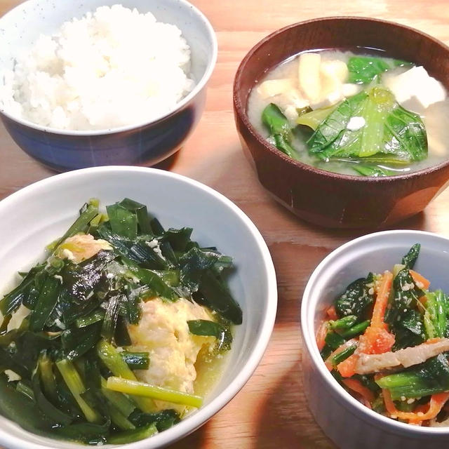 にら玉チキンとめんつゆでほうれん草のごま和え定食