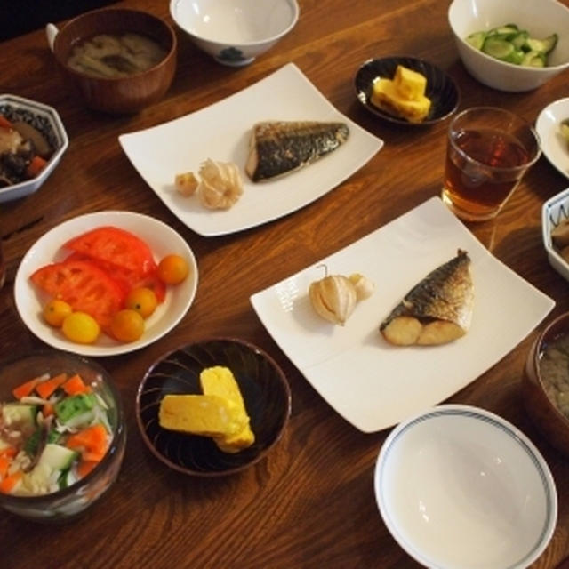 煮物と焼き魚とホオズキの朝ごはん