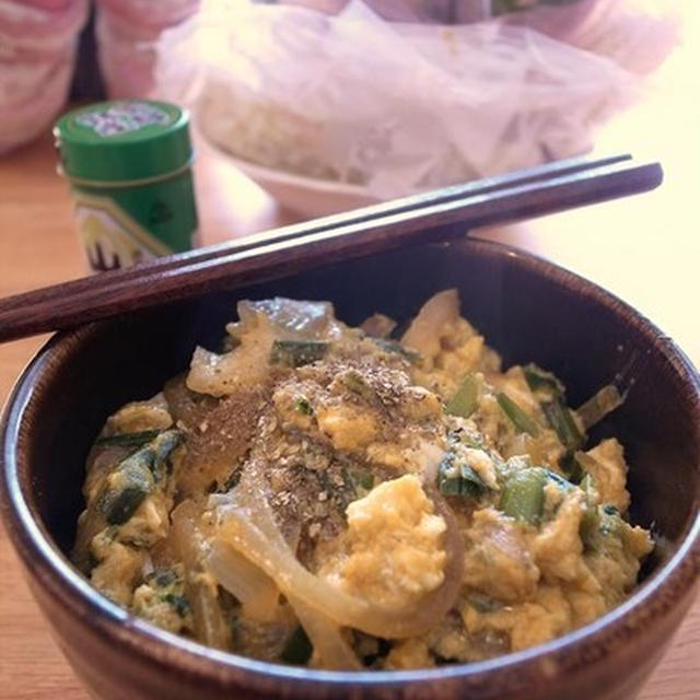 山椒で「きゅっ」っとしまる、にら玉子とじ丼｜外も内も楽しむパパ料理道