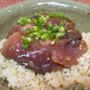 カツオの梅にんにく丼