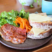 カフェごはんぽいワンプレート・ベーコン焼いて、にんじんしりしり　朝ごはん