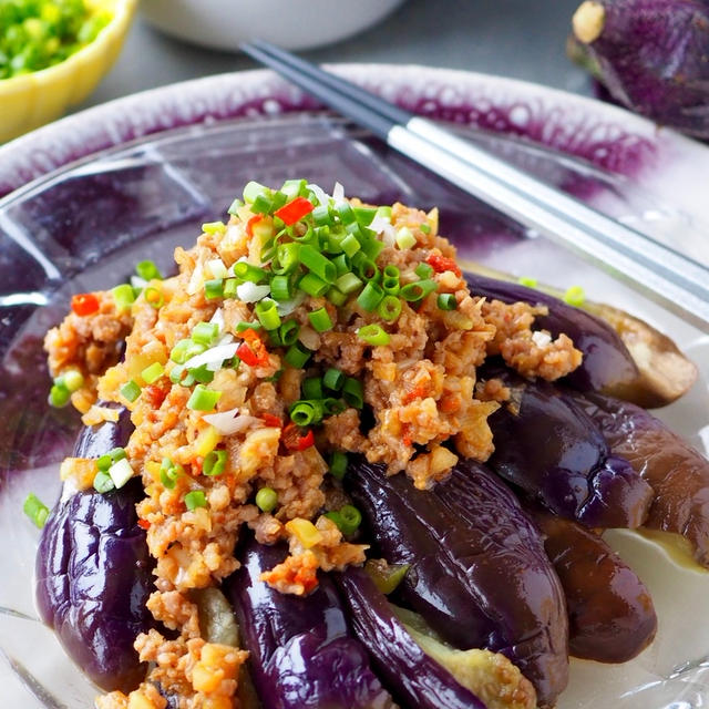 【簡単すぎるレンジでとろっと茄子】揚げたみたいな蒸しなす、ピリ辛肉味噌まみれ