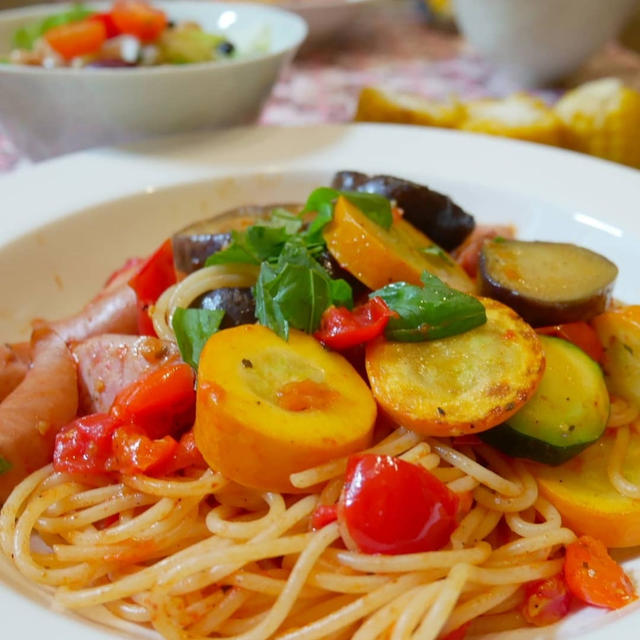 夏野菜のパスタと簡単サラダ