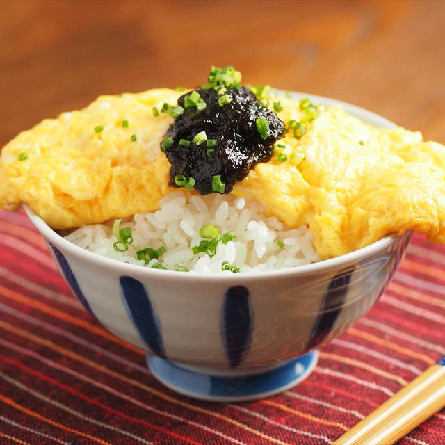 チーズオムレツ丼、海苔の佃煮添え、朝の賄い！チーズオムレツとご飯、海苔の佃煮が合う