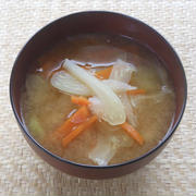 サッと煮て簡単＆節約！キャベツの芯で甘い〜サッパリ美味しい具沢山お味噌汁。