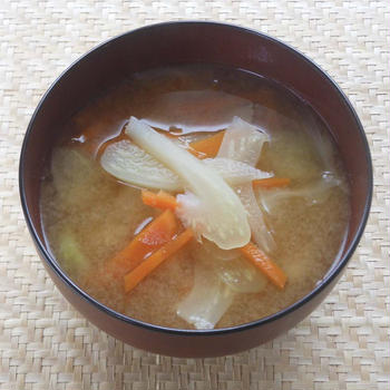 サッと煮て簡単＆節約！キャベツの芯で甘い〜サッパリ美味しい具沢山お味噌汁。
