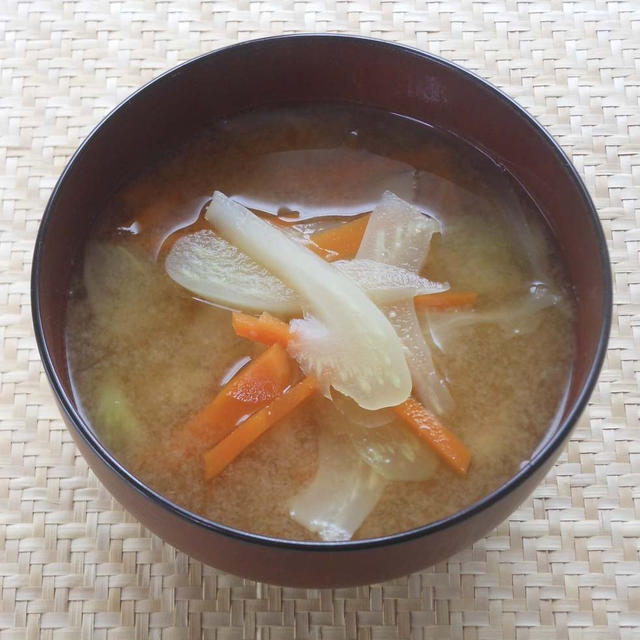 サッと煮て簡単＆節約！キャベツの芯で甘い〜サッパリ美味しい具沢山お味噌汁。