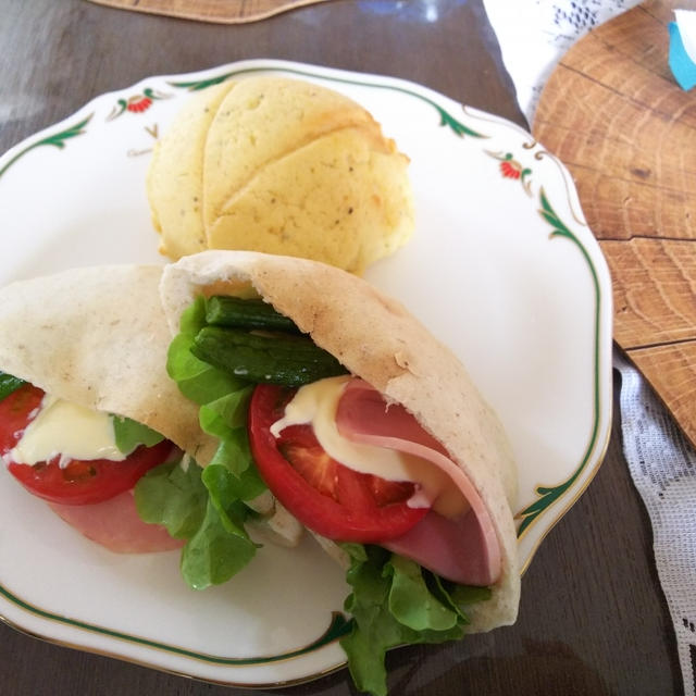 サンライズチーズと胚芽押し麦パン（ピタパン）