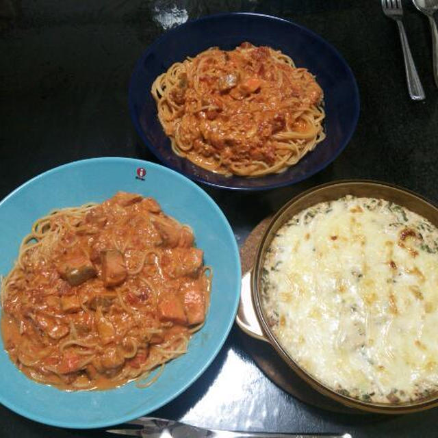 サーモンのトマトクリームパスタとネギと鯖味噌の豆腐グラタン