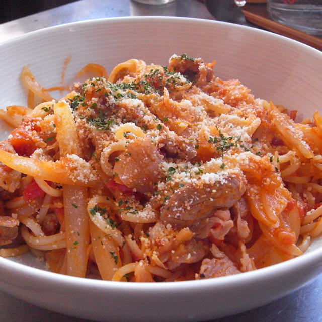 秀作トマトソースで豚と玉ねぎのスパゲッティーニ